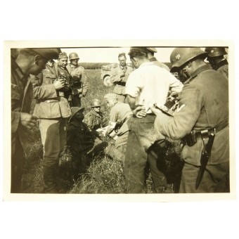 Saksalaiset sotilaat, jotka antavat ensiapua haavoittuneille ranskalaisille sotilaille. Espenlaub militaria
